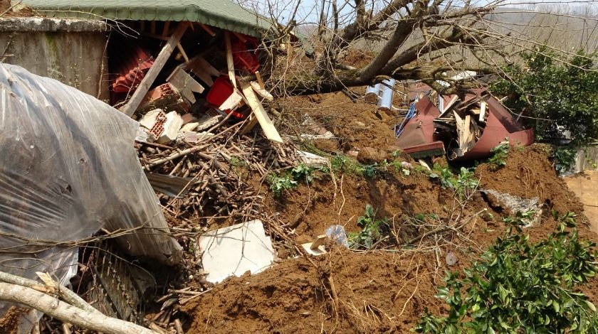 Ordu'da heyelan! 3 ev yıkıldı, toprak hareketliliği sürüyor