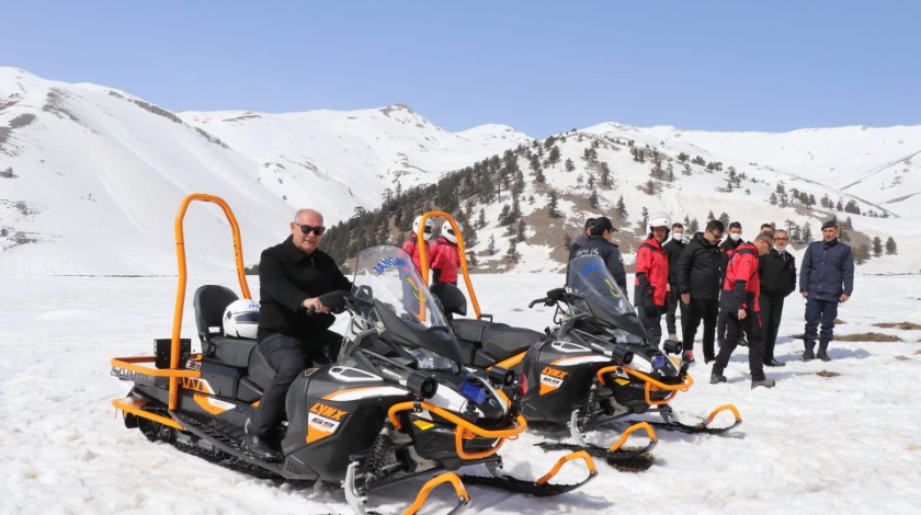 Elmalı boğazında snowboard şovu