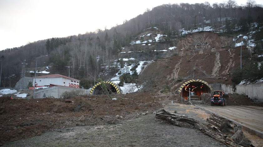 Bolu Dağı Tüneli'nde heyelan: Yolu açma çalışmaları sürüyor