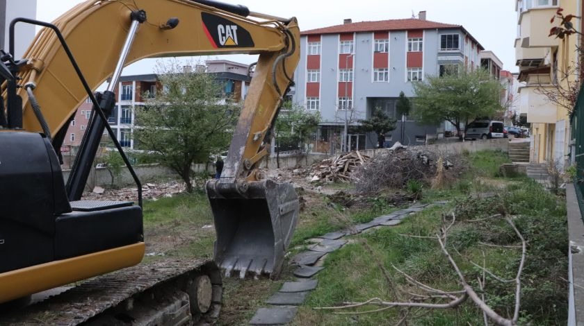 Karadeniz fıkrası değil gerçek! Kepçe operatörü adresi karıştırınca, yanlış binayı yıktı!