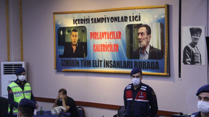 'Kolpaçino'ya baskın! Jandarmayı gören masanın altına girdi: İçerisi yine Şampiyonlar Ligi