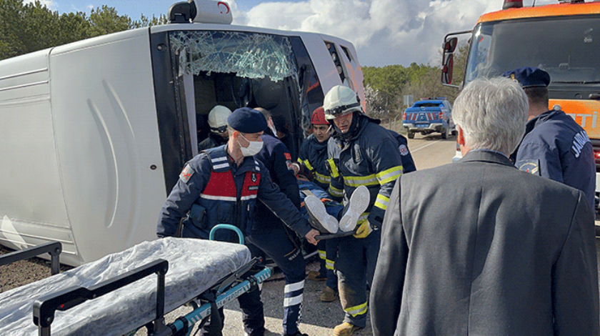 Mahkumları taşıyan cezaevi otobüsü devrildi