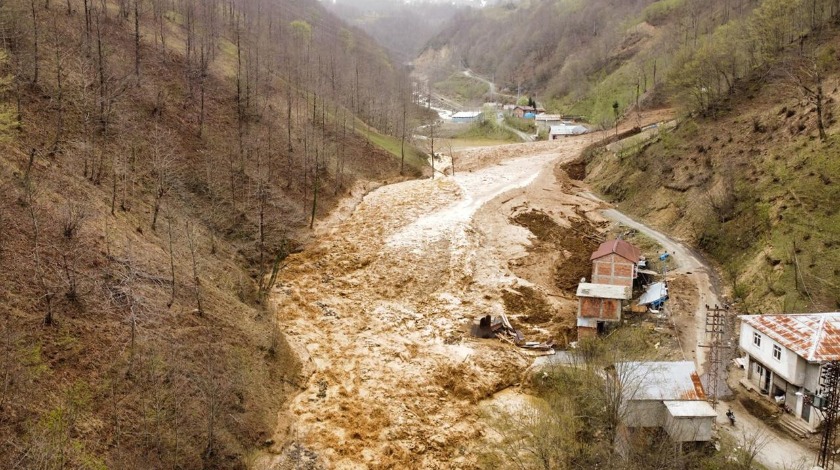 Trabzon'da heyelan: Evlerin bazıları hasar gördü