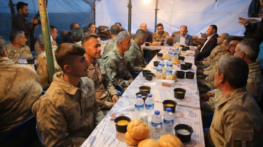 Mardin'de 1040 rakımlı güvenlik noktasında iftar