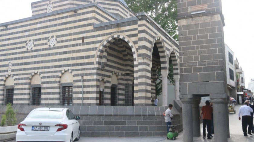 Diyarbakır'da 1895 yılında Ermenilerce 8 cami yakılarak kanlı Cuma yaşandı