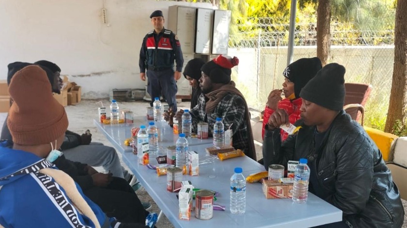 Yunanistan'ın ölüme terk ettiği 37 düzensiz göçmen kurtarıldı