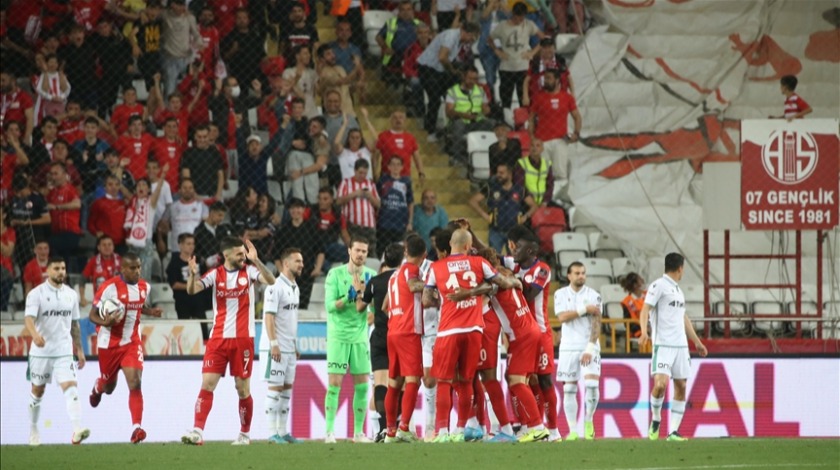 Antalyaspor 3 puanı 3 golle aldı