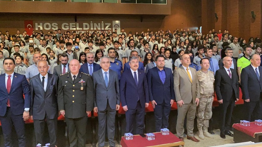 Kadirli'de Şuurlu Gençlik konferansı