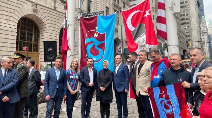 New York'ta Türk bayrağı göndere çekildi