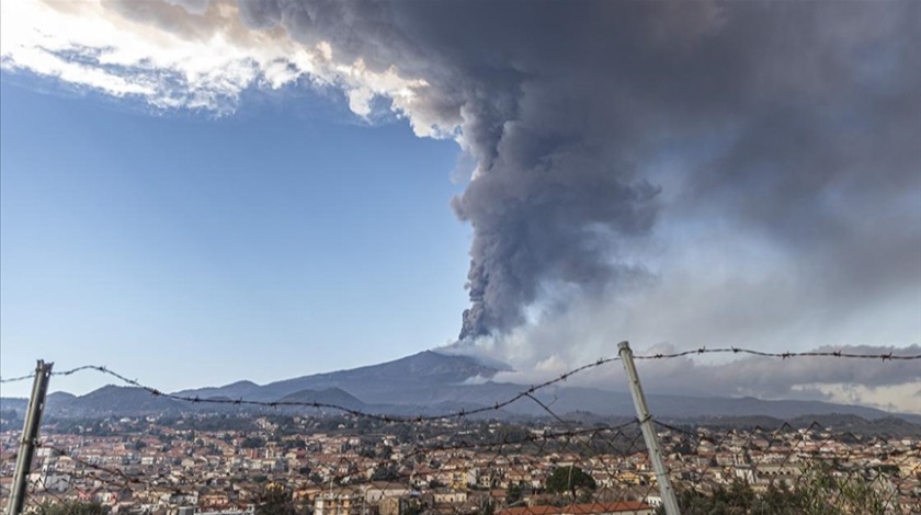 Etna Yanardağı yeniden lav ve kül püskürttü