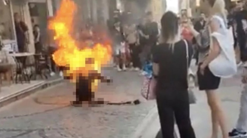 Galata’da kendini yakan gençten acı haber