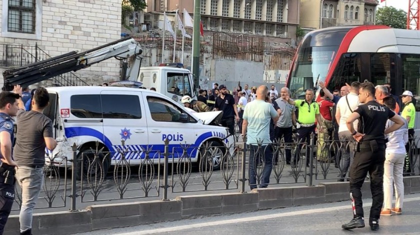 İstanbul'da tramvay ile polis aracı çarpıştı! 3 polis yaralı