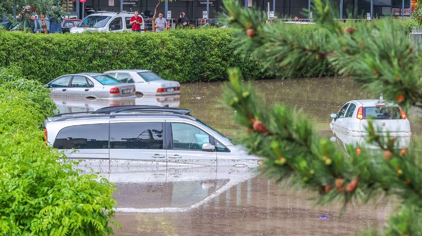 Birçok kenti sağanak ve dolu vurdu