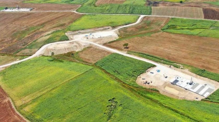 Kapatılan kuyudan petrol fışkırdı! Halk sevince boğuldu