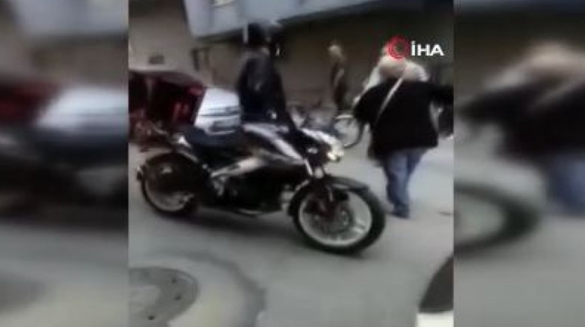 Öfkesine hakim olamadı, uçarak kafa attı! Hırsını alamayan sürücü, motorcuyu bir de silah çekti