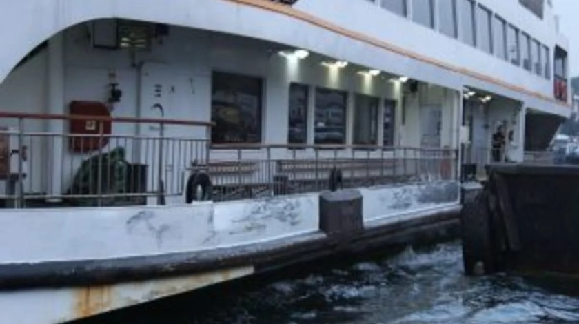 Şehir hatları vapuru Karaköy iskelesine çarptı