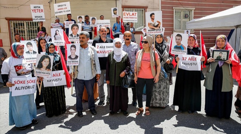 Evlatlarına kavuşan aileler sevincini HDP il binası önünde oturma eylemi yapan ailelerle paylaştı