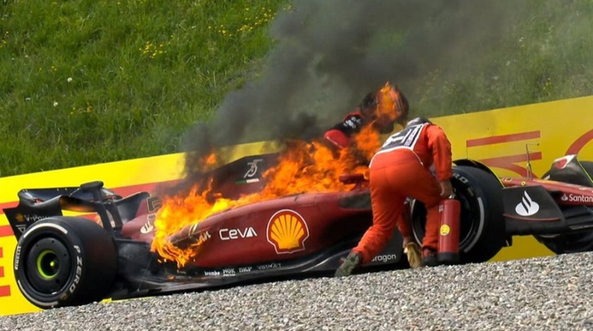 Carlos Sainz'ın aracı alev aldı!