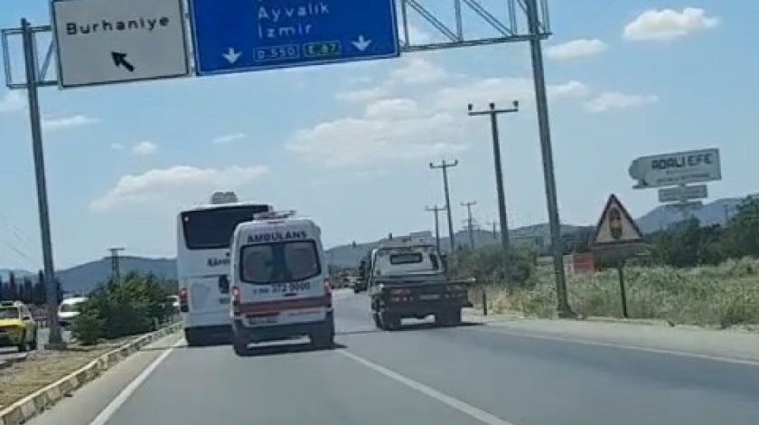 Ambulansa yol vermeyen otobüs kilometrelerce yoluna devam etti