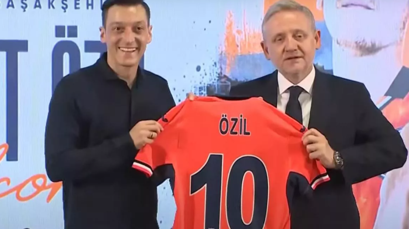 Mesut Özil Başakşehir'e imzayı attı