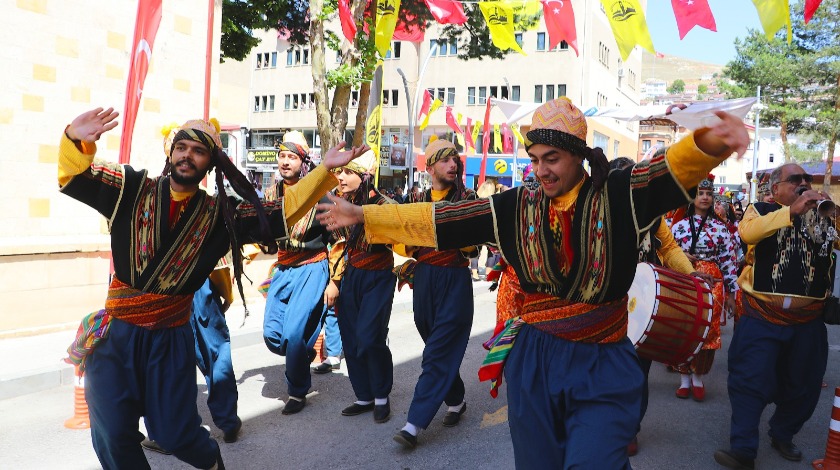 Bayburt Dede Korkut Uluslararası Kültür ve Sanat Şöleni renkli görüntülerle başladı