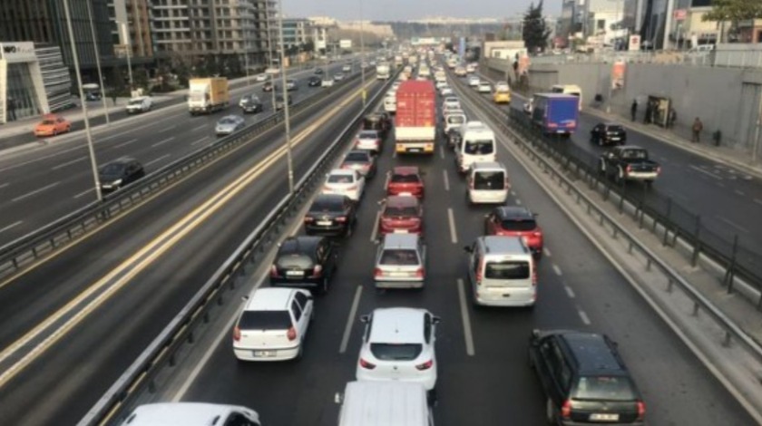 Karayollarında yeni dönem! Trafikte bunu yapmayan yandı