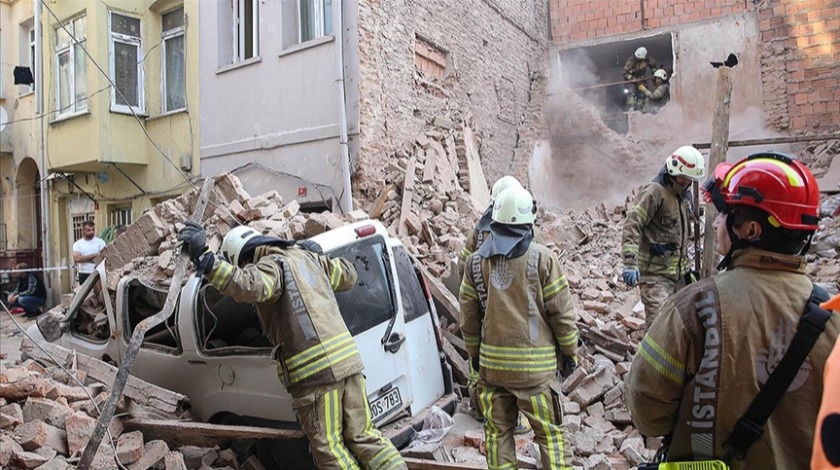 Beyoğlu’nda 4 katlı metruk binanın duvarı çöktü