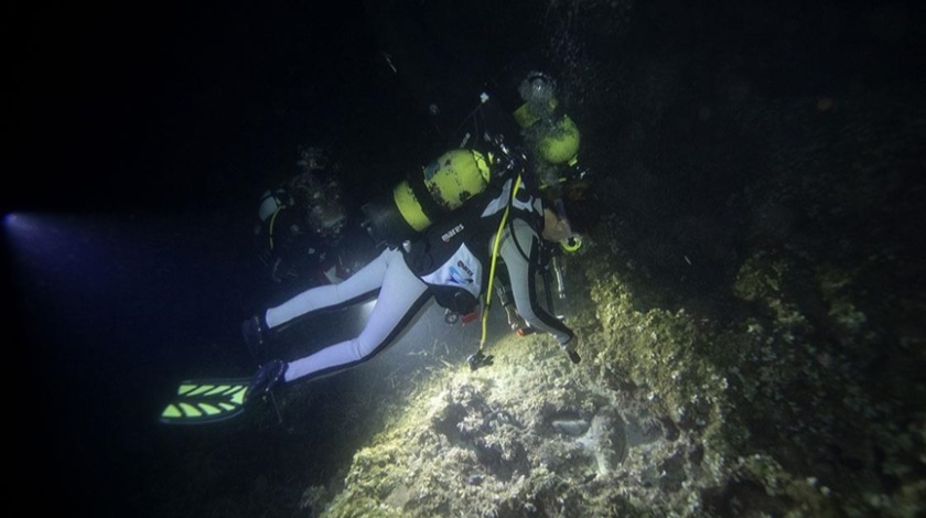 Karaburun'da su altının güzellikleri gece dalışıyla keşfediliyor