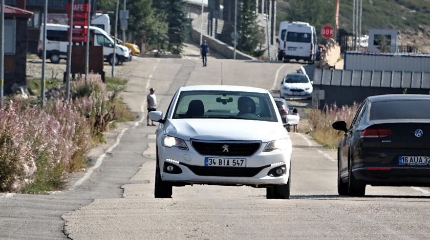 Araçlar bu yolda rampa yukarı kendi kendine gidiyor! O ilimizde büyük şaşkınlık