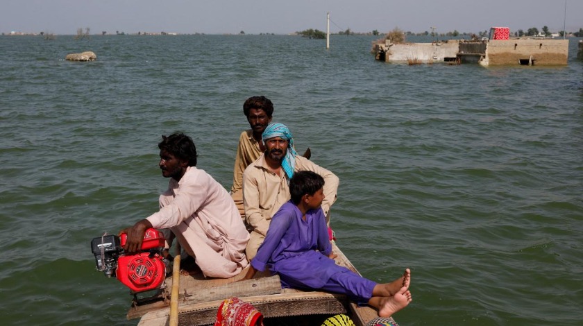 Pakistan'da selin etkili olduğu bölgelerde halk evlerini terk ediyor