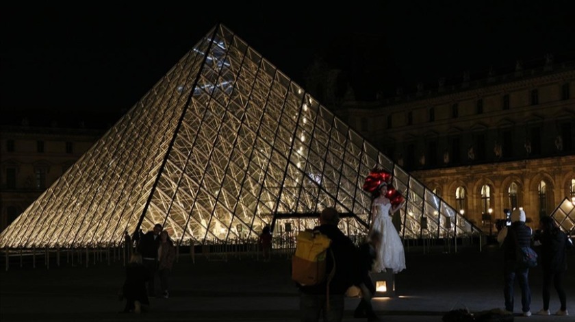 Louvre Müzesi piramidi enerji tasarrufu için erken karartıldı