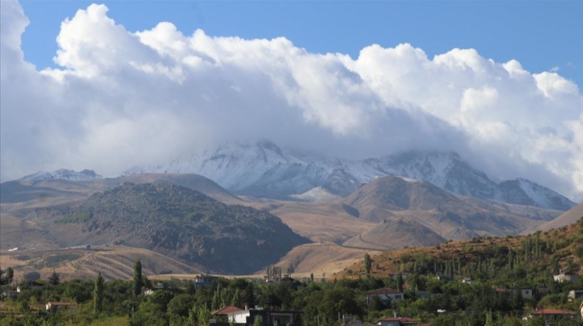 Erciyes Dağı'na mevsimin ilk karı yağdı