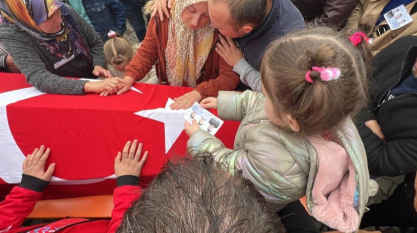 Bartın'da yürek yakan görüntü: Babasının fotoğrafını böyle gösterdi