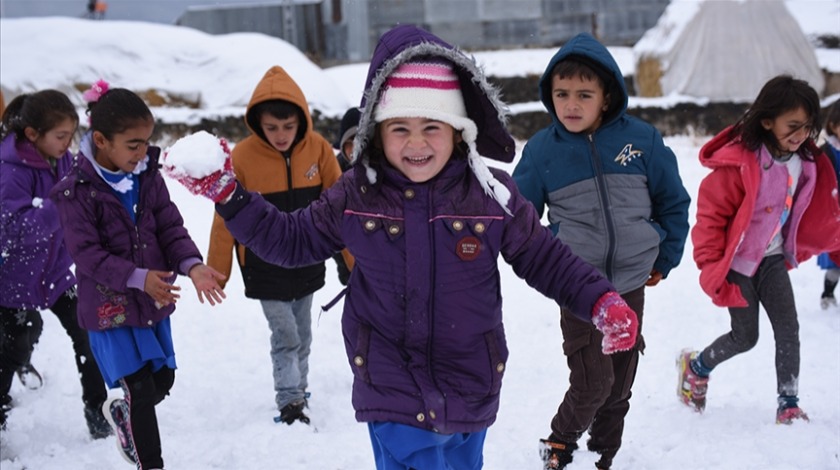 Sonbaharda etkili olan kar Karslı öğrencilere keyifli anlar yaşattı