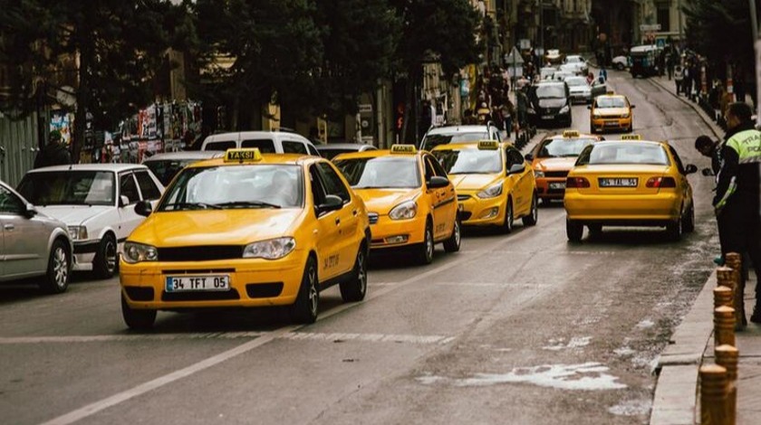 Taksicinin ‘kısa mesafe’ bahanesine şikayet uyarısı! Çalışma izni bile iptal ediliyor