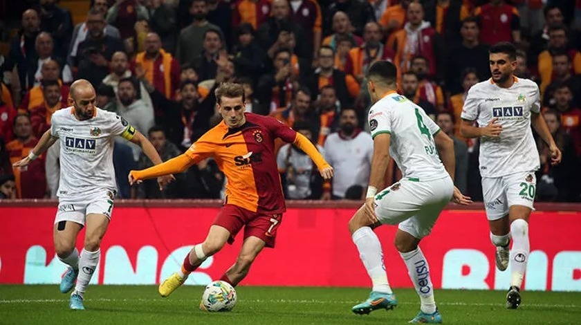 Galatasaray 9 kişi aldığı maçta galibiyeti son anda kaçırdı!