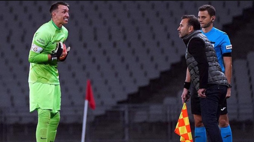 Muslera'nın derbi korkusu! Okan Buruk'a resmen yalvardı