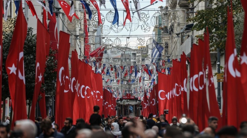 Teröre 'İstiklal' yanıtı: Cadde bayraklarla donatıldı