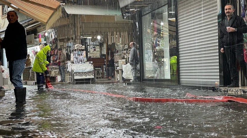 İzmir'de sağanak etkili oluyor