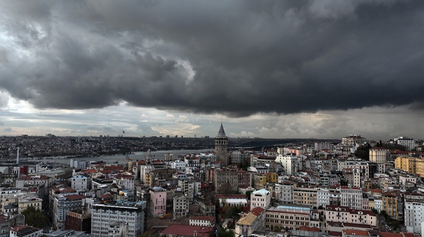 İstanbul’un üzerini kara bulutlar kapladı