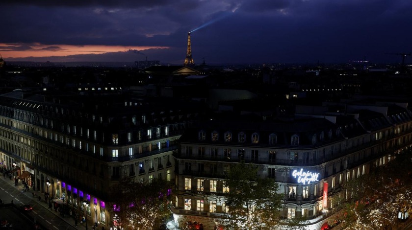 Paris'te birçok mahalle elektrik kesintisiyle karanlığa büründü