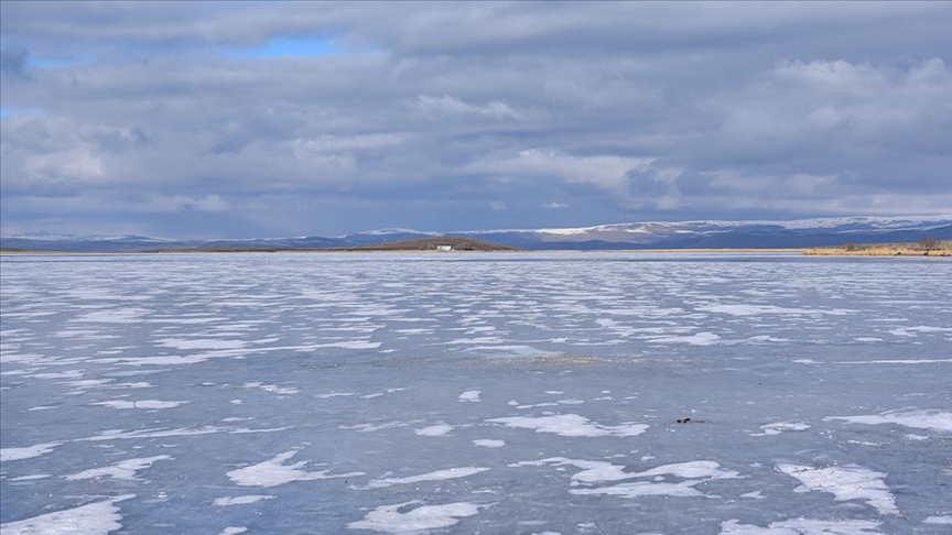 Kars, Ağrı ile Ardahan'da dere ve göletler buz tuttu