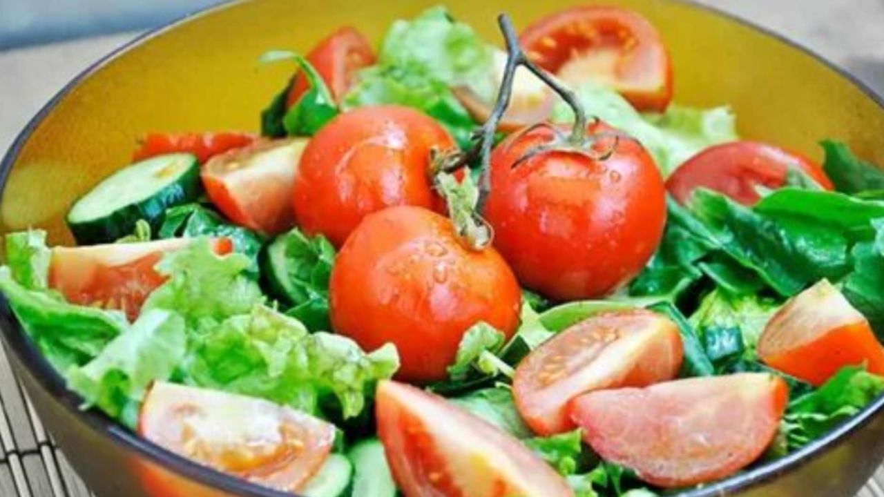 Domatesi ve salatalığı aynı anda yiyenler dikkat! Yıllarca yanlış yapıyormuşuz