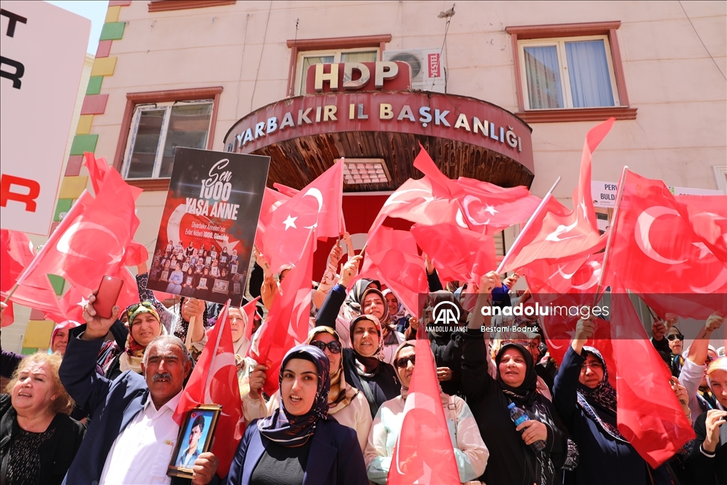 Diyarbakır annelerinin oturma eylemine iki aile daha katıldı