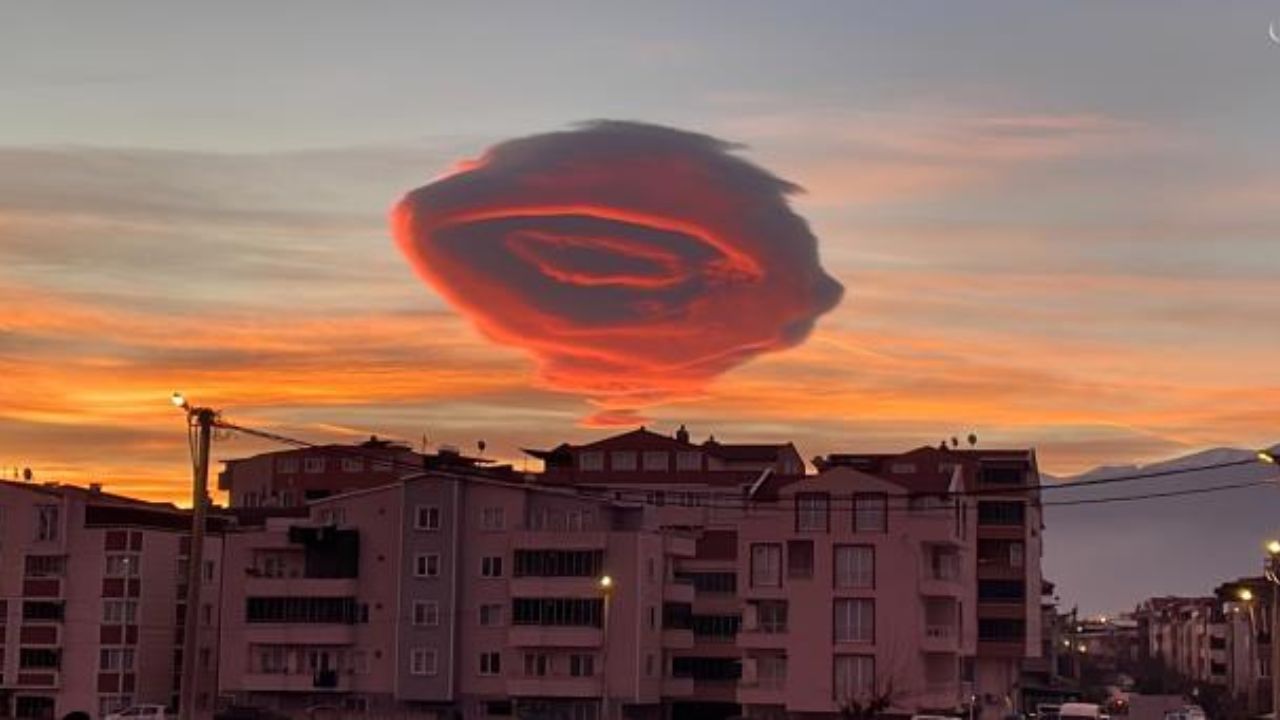 Bursa'daki ilginç bulut dünya basınında: Türkiye'de UFO benzeri bulutlar oluştu
