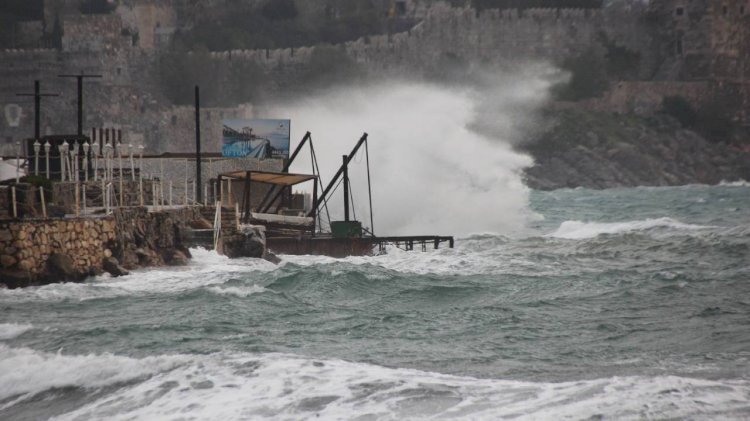 ‘Turuncu’ kod verilen Antalya’da etkili fırtına