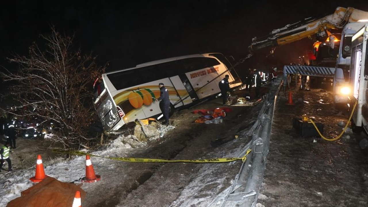 Kayseri'de yolcu otobüsü şarampole devrildi: 4 ölü, 24 yaralı