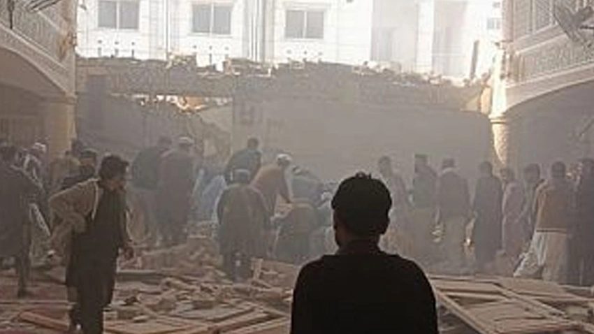 Pakistan'da camiye saldırı! 25 ölü 120 yaralı
