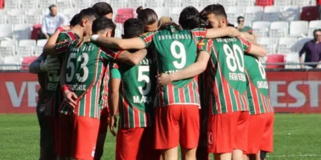 Futbol sahaları bunu da gördü! Yazıklar olsun...