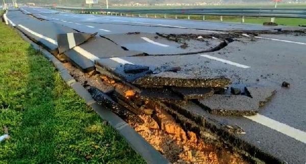 Deprem sonrası dev yarıkları görüntüleyen Yunan medyası şokta: Böylesi filmlerde olur zannederdik